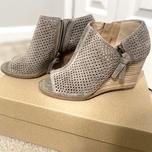 Lucky Brand Bootie Sz 6.5 Taupe Jabilo Perforated Suede Wedge Heel Peep Toe